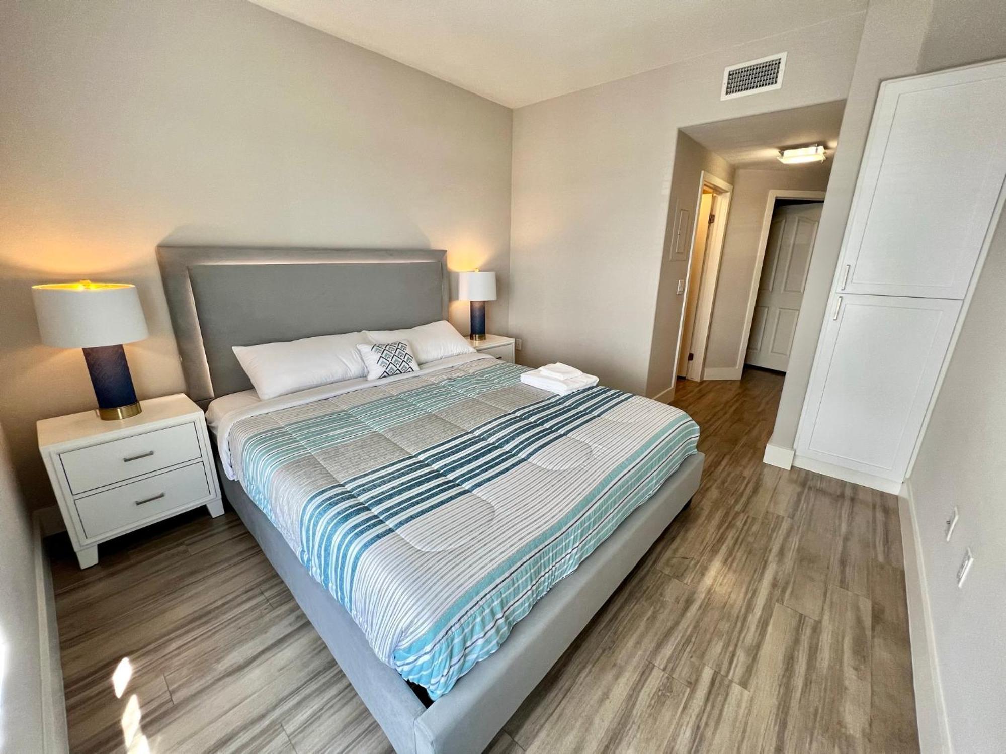 Spacious 2 Bedroom 2 Bathroom In Gated Community * Los Angeles